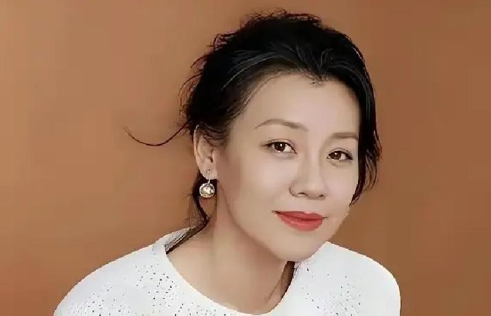 2026年9月3号晚上，大半个内娱的年轻演员突然在网上一字排开，对着一个52岁的女人整整齐齐地喊“妈