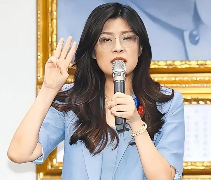 万万没想到，新当选的国民党主席郑丽文，一查底细才发现她不仅是妥妥的“蓝二代”，身