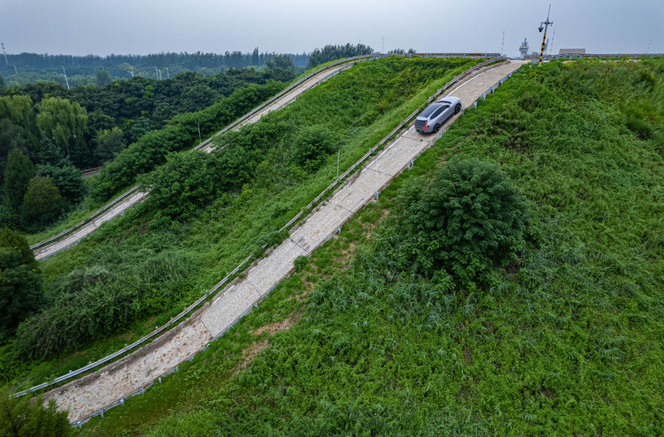 沃尔沃全新XC70在混动技术方面率先破局高温酷暑，新车异味、隐形污染是否让您对爱