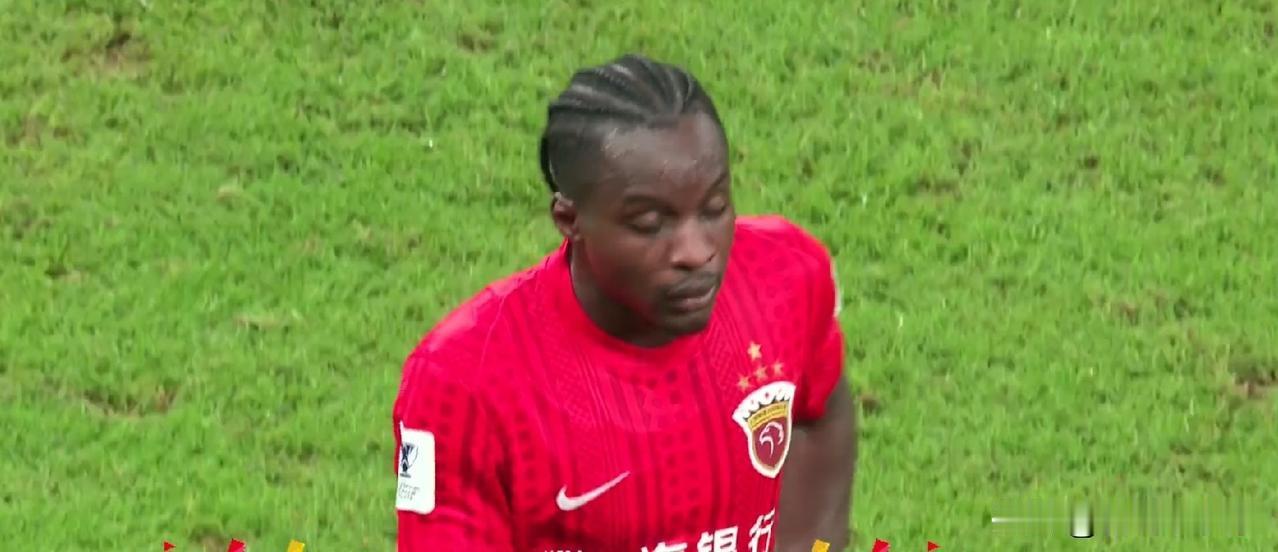 前卫一拿球就回传，后卫在慢吞吞倒脚，这个晚上，上港想赢球的人，恐怕是不懂人情世故