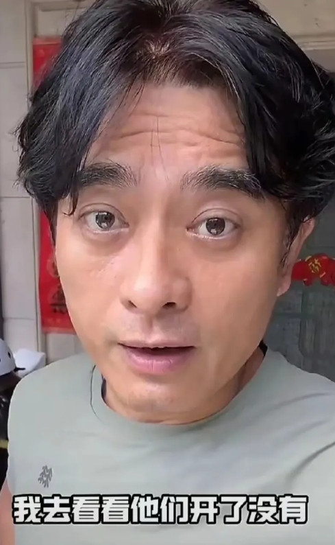 演员陈龙突击去父母家检查，看他们大热天开空调了没。刚一进门，陈妈妈惊讶的问“你怎