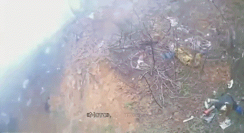 俄军这种打法就是送人头！俄军利用电动摩托渗透乌军阵地，经常陷入伏击圈，导致人员