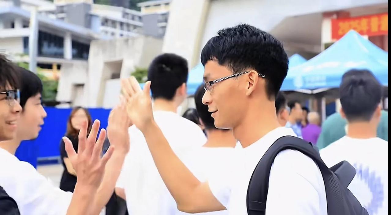 唐尚珺再一次近距离接触高考，这一次他不是上考场，而是替学弟学妹们加油。刚刚，