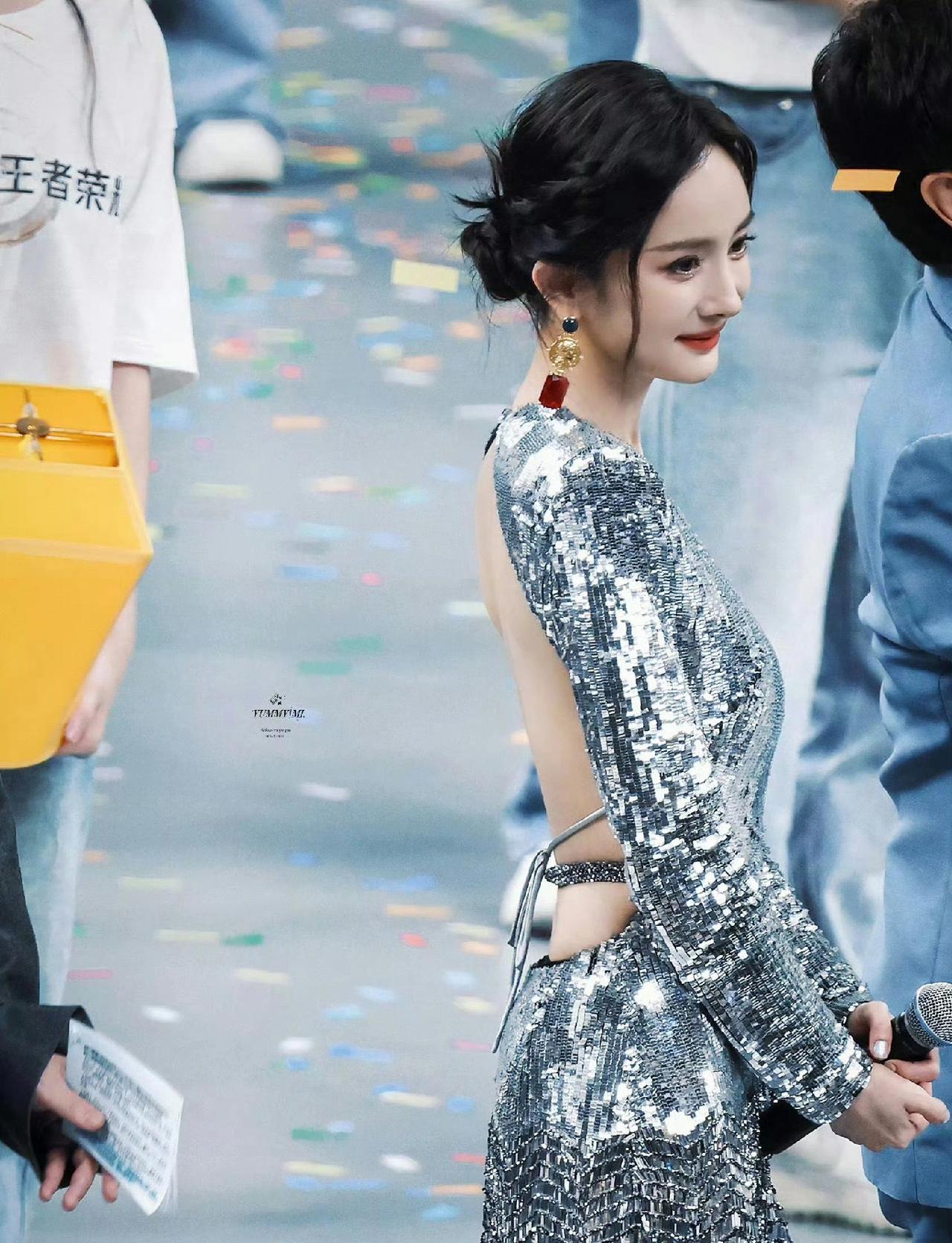 杨幂最近状态真好，真的好美啊，背也很美，感觉像是回到了刚生小糯米那个时候的温婉美