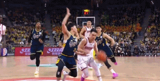 迪亚诺数钱恶心裁判，裁委会能不能说说，裁判究竟收钱没有？看着潘江和迪亚诺，很