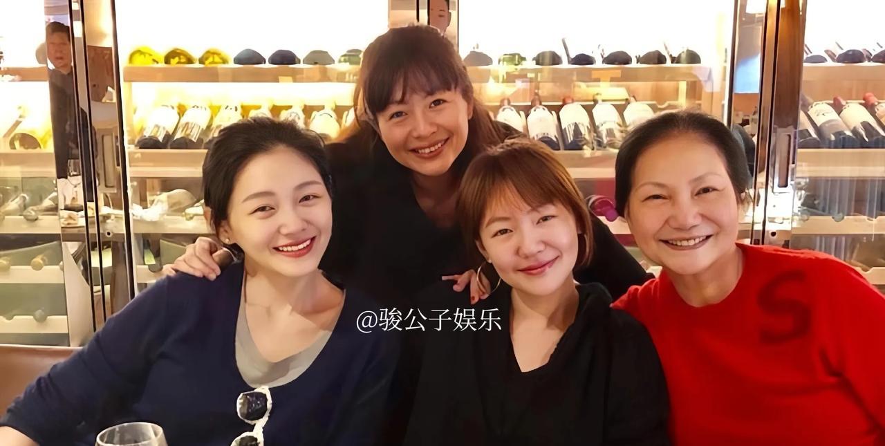据台媒报道，今年母亲节S妈仍沉浸在悲痛中，无心过节。小S的丈夫许雅钧表示，他们选