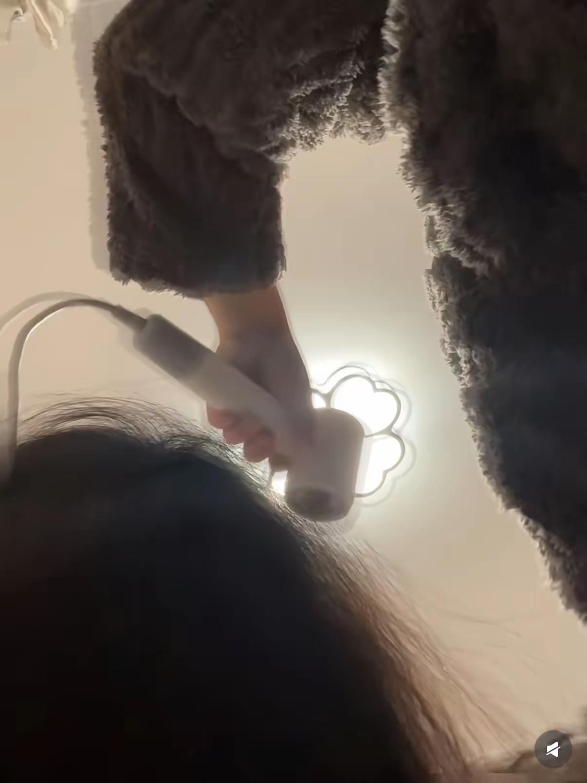 给八岁女儿吹头发，她忽然小声说，今天游泳课有个叔叔说要单独教她发力。我手上的吹风