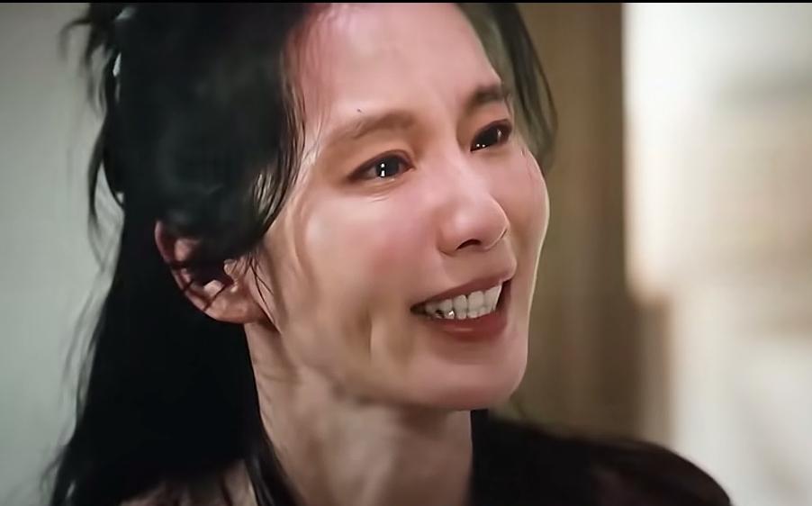 她曾被全网嘲笑“眼神空洞”，是85花里最木的那个。走红毯被笑端着，演戏被说眼睛