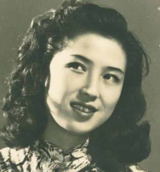 1965年，杜月笙的四姨太姚玉兰外出打牌，突然感到全身发热，焦躁不安，她心中涌起
