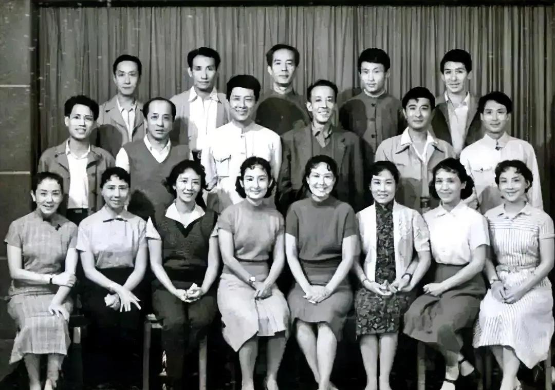 这是一张珍贵的老照片，我老伴说都是上海电影制片厂的演员，我和老伴两人用了十几分钟