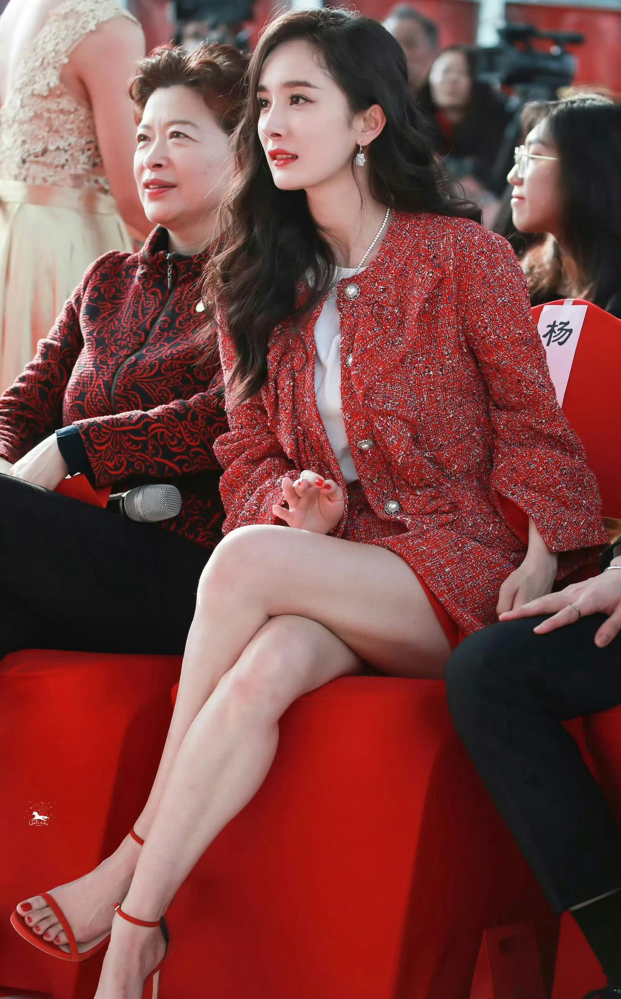 网传杨幂被拍到现身央视彩排现场，姐姐真是长红，这么多年过去了一直一线，期待