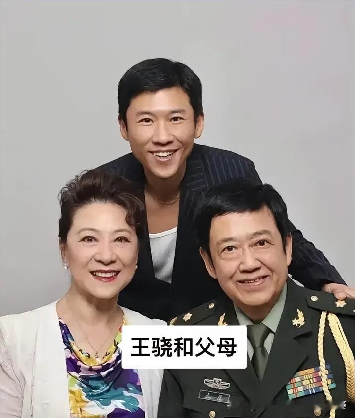 难得一见的明星全家福，满满都是温情每一张全家福，都是最珍贵的记忆。1. 
