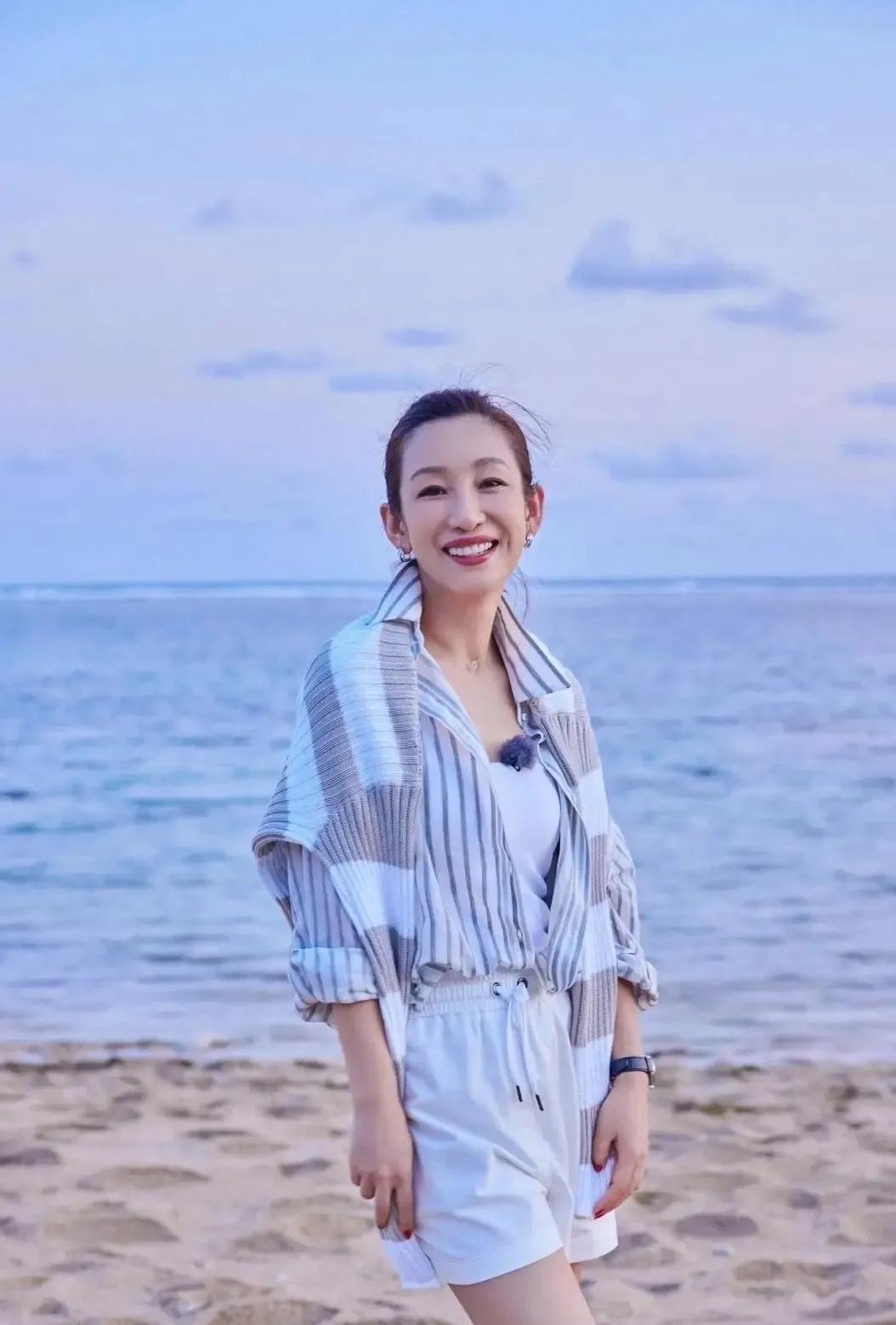 秦海璐海边穿搭封神！中年夏日休闲穿搭照着穿就对了夏日出游不知道穿什么，一定