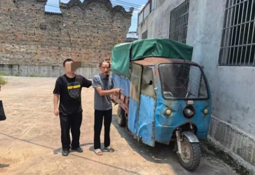 湖北通山，69岁老人在8年前准备了一副柏木棺材，存放在猪圈里，7月7号清晨，老人