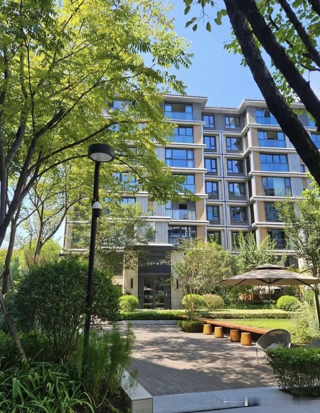 棚改拆迁虽然让全国房价大涨，透支了潜力，但是棚改拆迁也有功劳。因为棚改拆迁，所