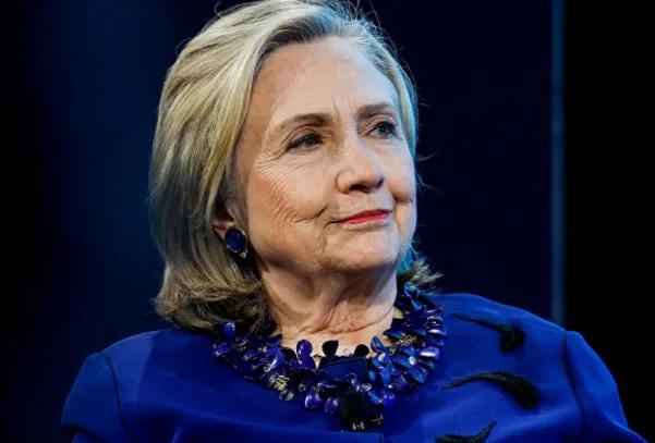 希拉里罕见发声！美国前国务卿希拉里，近期急得直接开骂了。她骂的不是别人，正