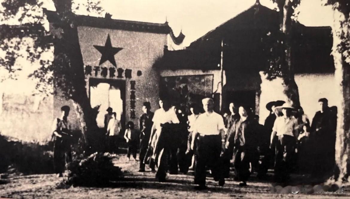 1961年5月，刘少奇视察宁乡县花明楼炭子冲大队公共食堂的场景。刘少奇同志明确表