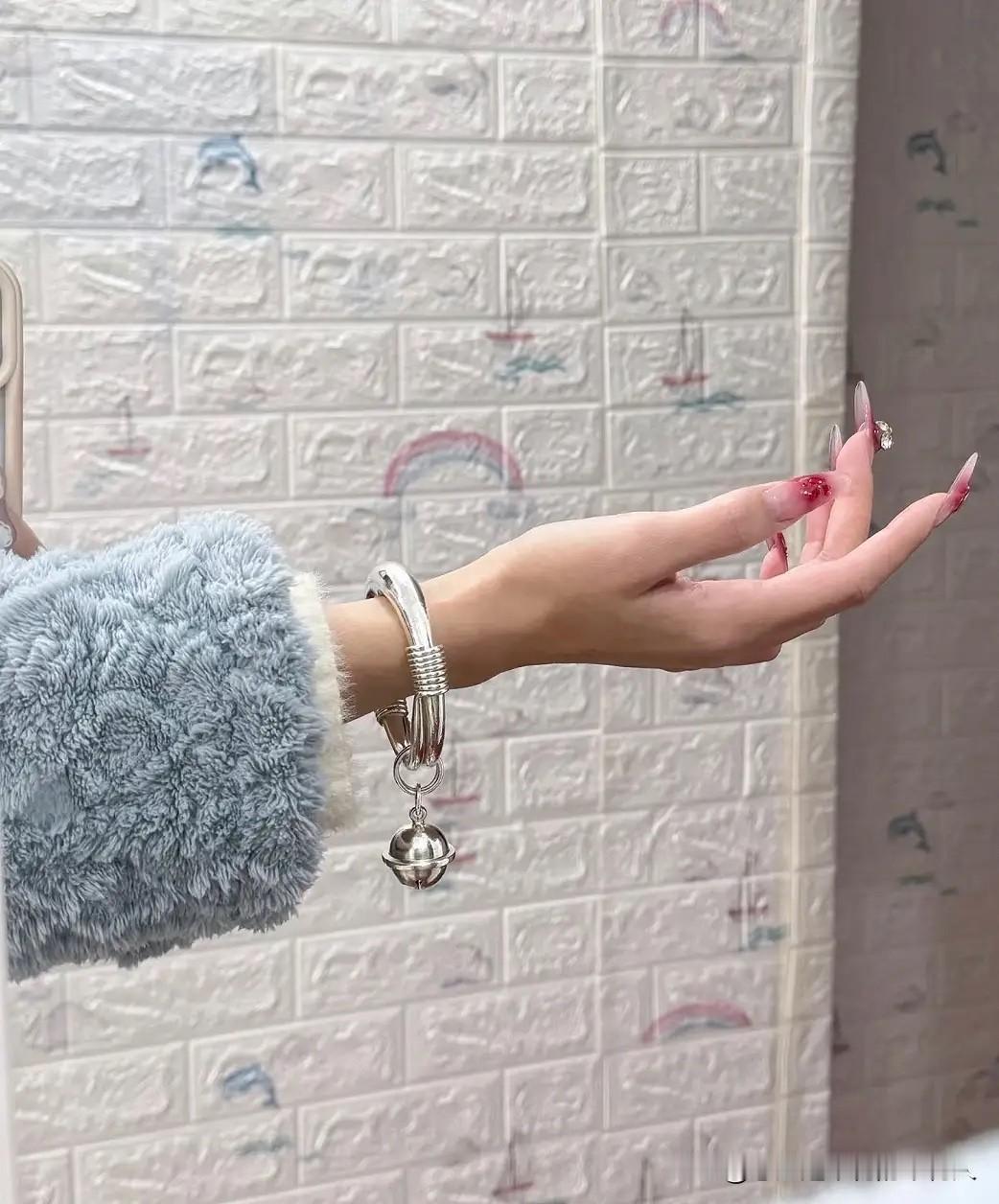 你别不信，现在银镯子都快买不起了！1月4日看了眼行情，一只86克的银镯子，随随