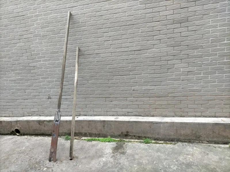 钓鱼竟钓出三把一米长刀！是意外还是隐藏案件？4月6日晚，江西上饶一名男子在河边