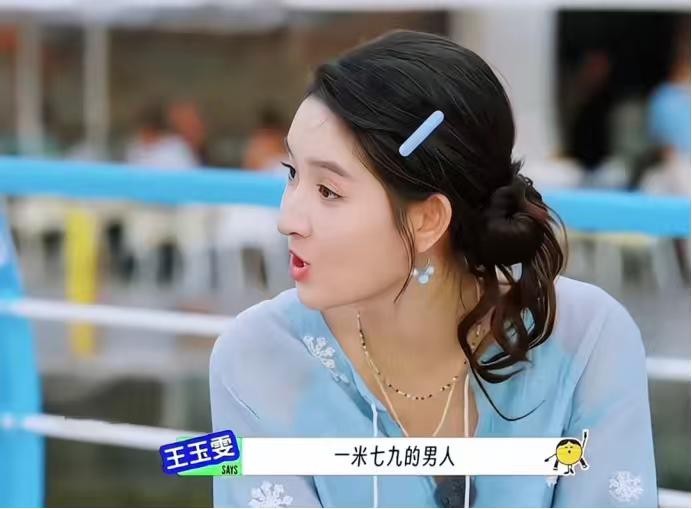 刘宇宁：“乃文哥，你多高？”李乃文：“一米七九。”王玉雯：“世界上怎么会