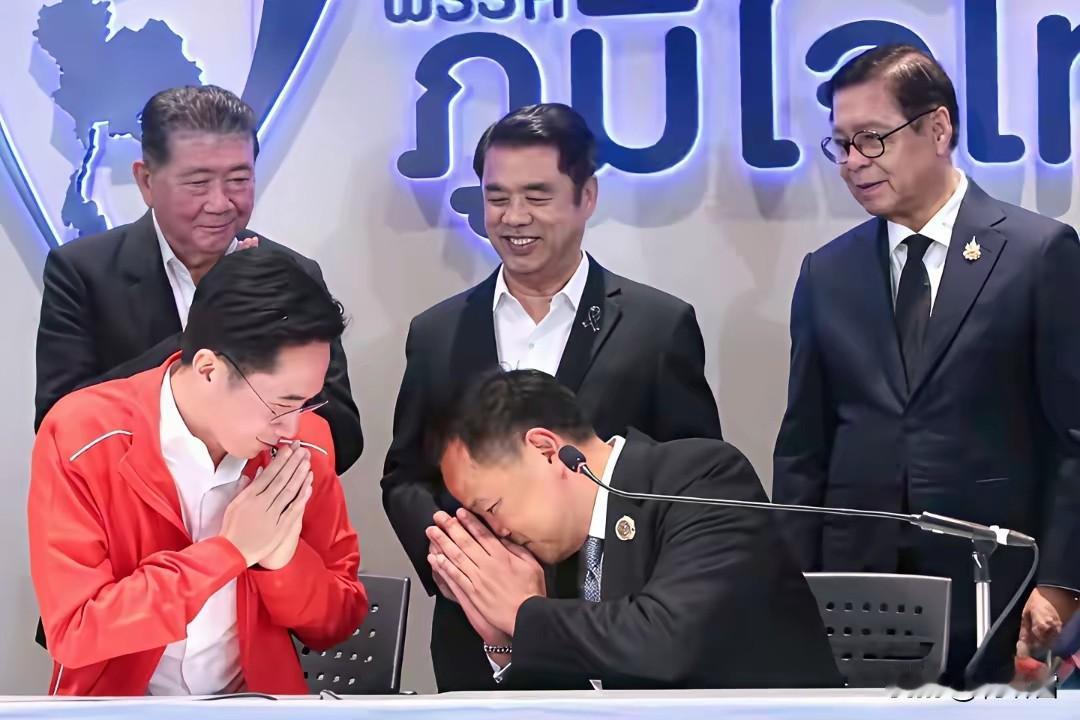 泰国版的交际教科书？大麻廷的举手投足都堪称典范:1、他信说他是华裔是客家人，以致