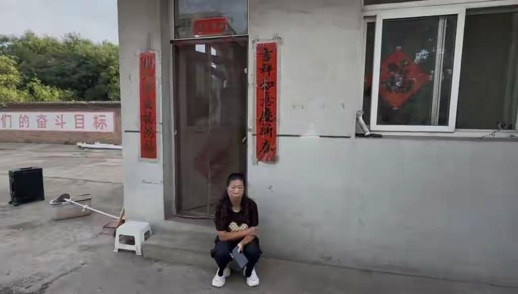 “比黄世仁还狠！”山西太原，一女子做门卫，每月1600元。夫妻2人吃住都在门房，