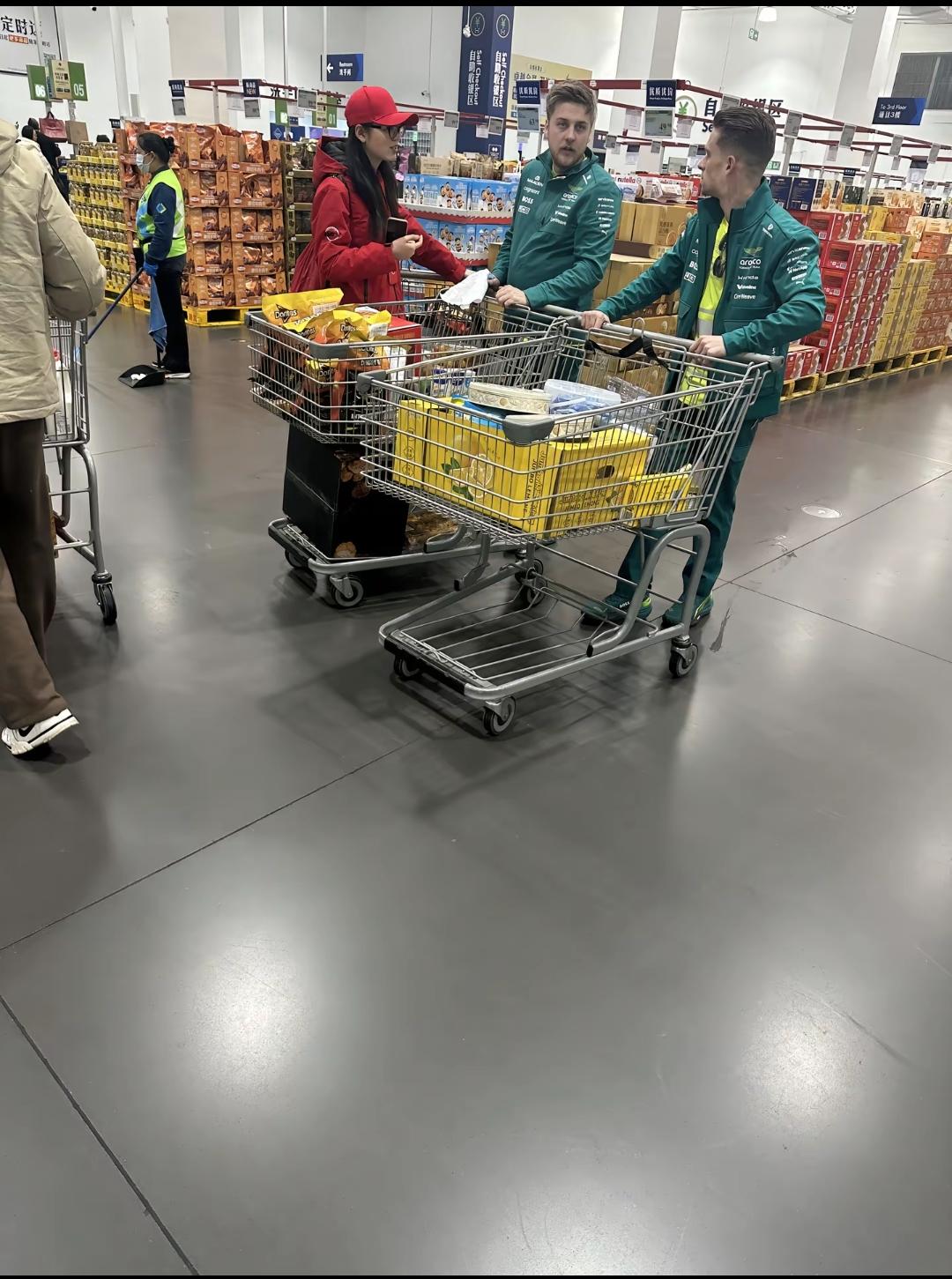 F1阿斯顿马丁车队的人在上海逛山姆超市！3月13日上海站的比赛就将开始了，届