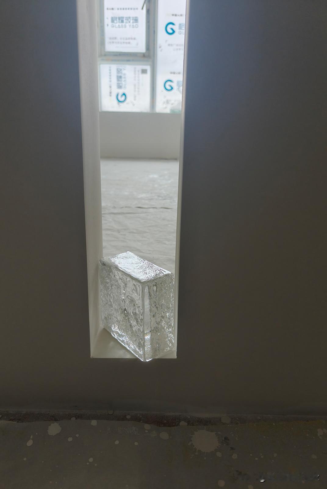 没辙，玻璃砖放不进了。等包工头给解决方案，估计他又要返工砸墙了。