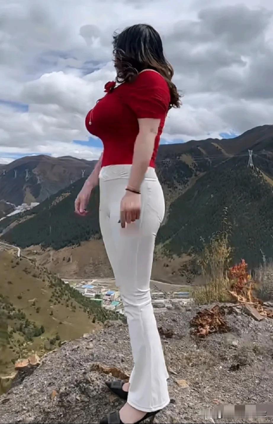 不知道这个女的想展示什么？每个视频都是出来扭一扭，晃一晃，没有语言，只有肢体动作