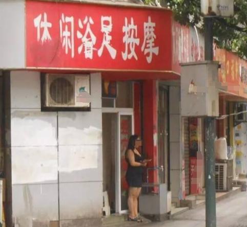 广西钦州，最近出了件让人唏嘘的事！台风天，69岁的赖大爷跑去足浴店按摩，出来时在