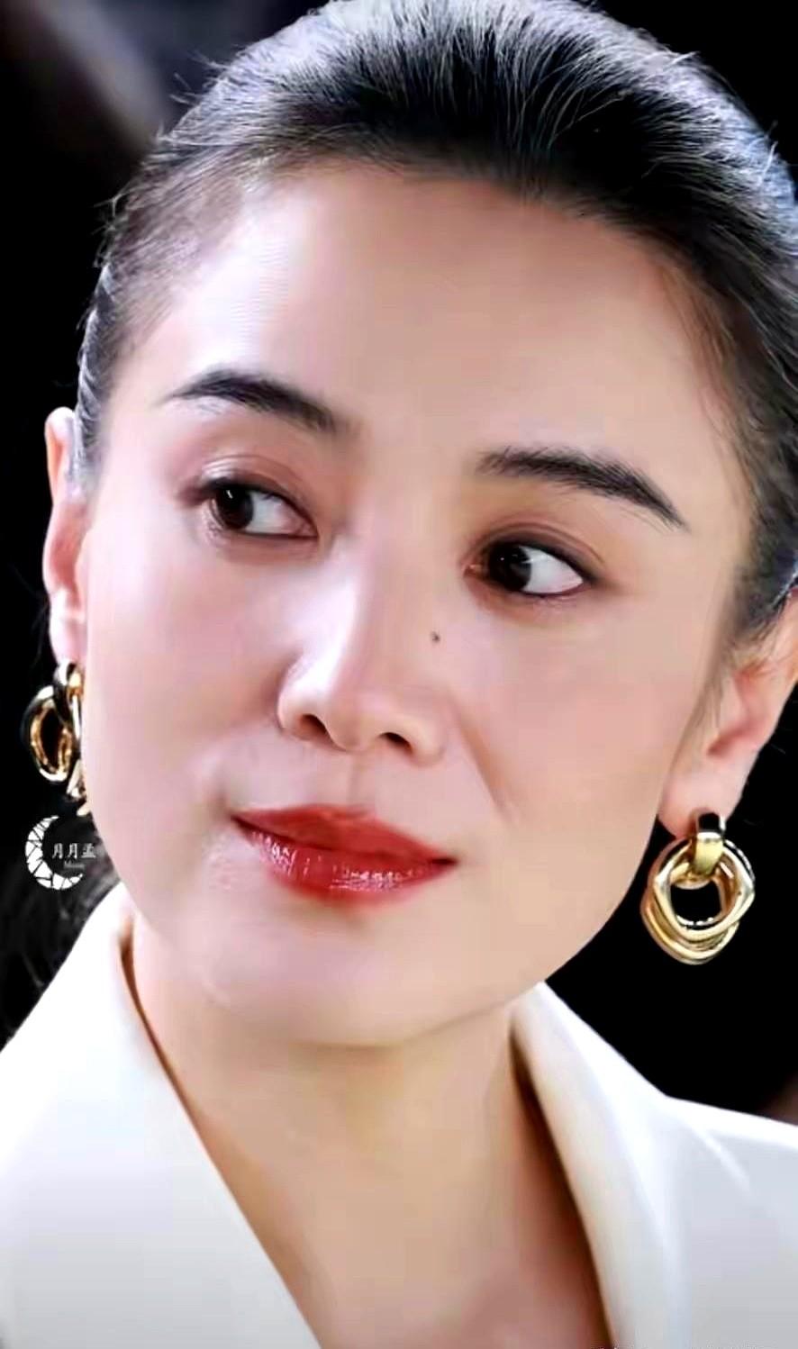 35岁生育这道坎，真过不去了吗？45岁的宋佳和小7岁丈夫结婚，公开说年龄只是数