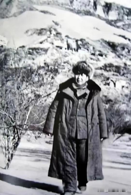 1942年的延安，真的快要揭不开锅了。队伍要吃饭，伤员要买药，边区要运转，哪一样