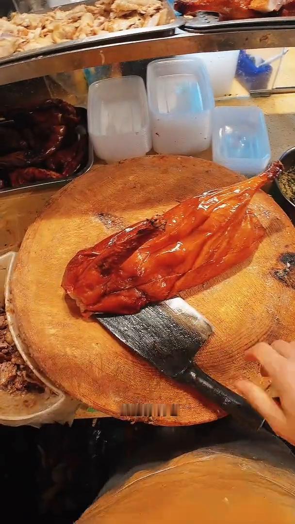 鹅腿饭两份、白切鸡一份、烧鹅饭一份。给它上电视，110出了。鹅腿饭两份、白切