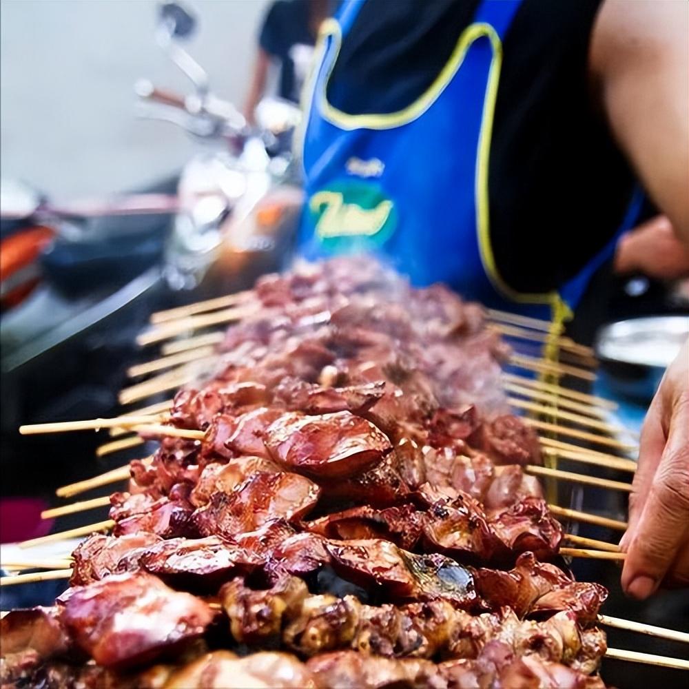 曾经5元就能管饱的路边摊，如今却频频出现百元消费单，昔日亲民的市井小吃摇身一