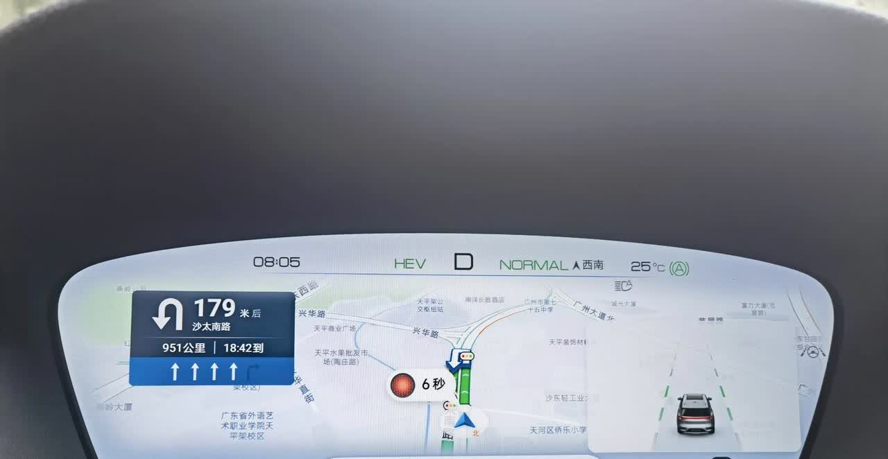 今天开我的唐dmi从广州到湖北跑了950公里。出发时满油，电量55%。到