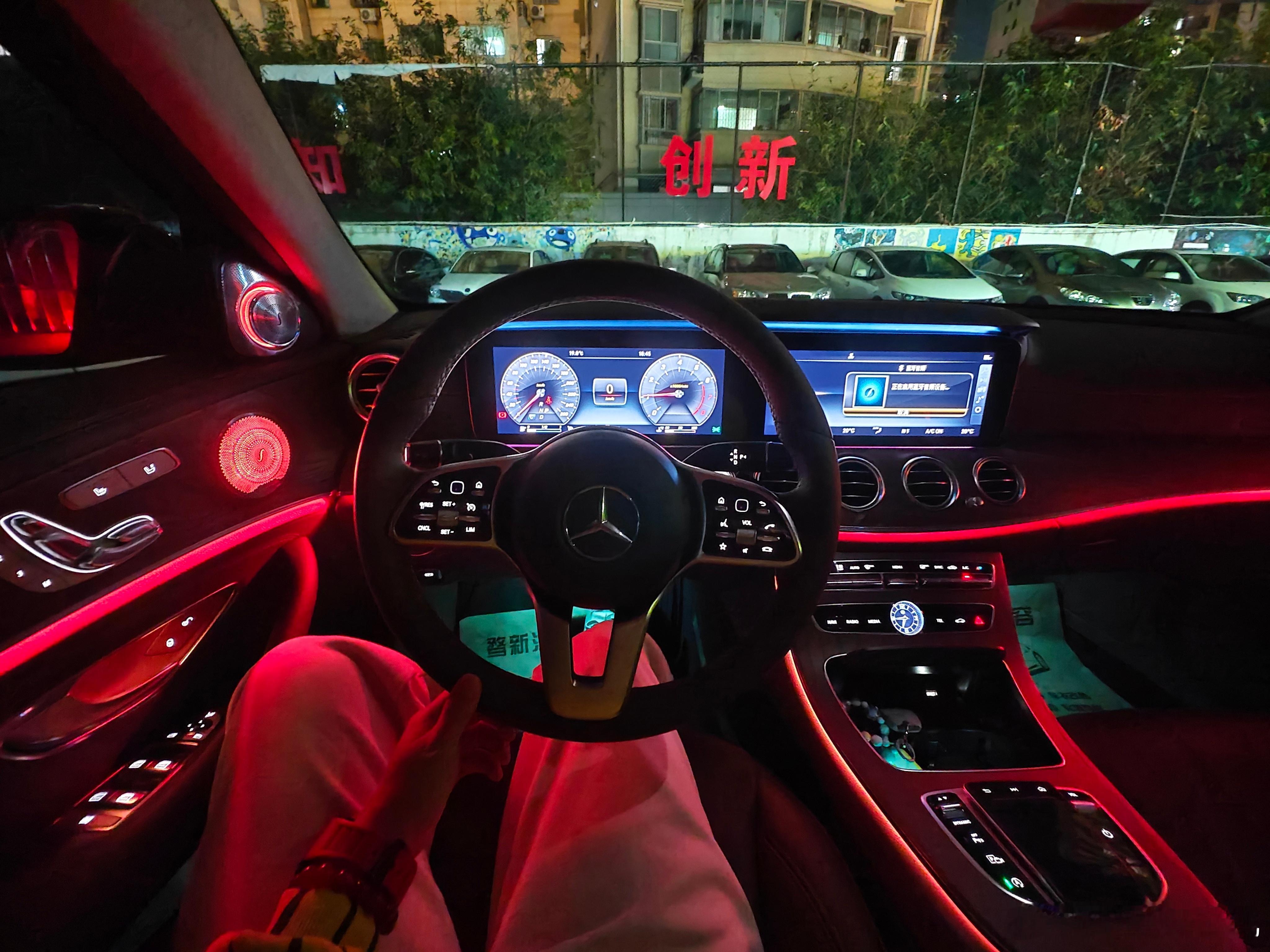 奔驰内饰氛围灯确实会让人喜欢，早几年的奔驰的车型氛围感都很到位了。