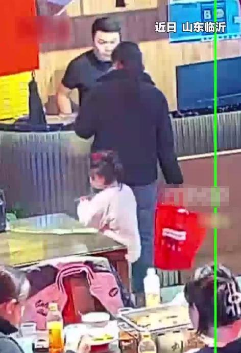 泪目了！山东临沂，一母亲带孩子刚看完病，兜里已经掏空了。牵着孩子走进一家小餐馆，