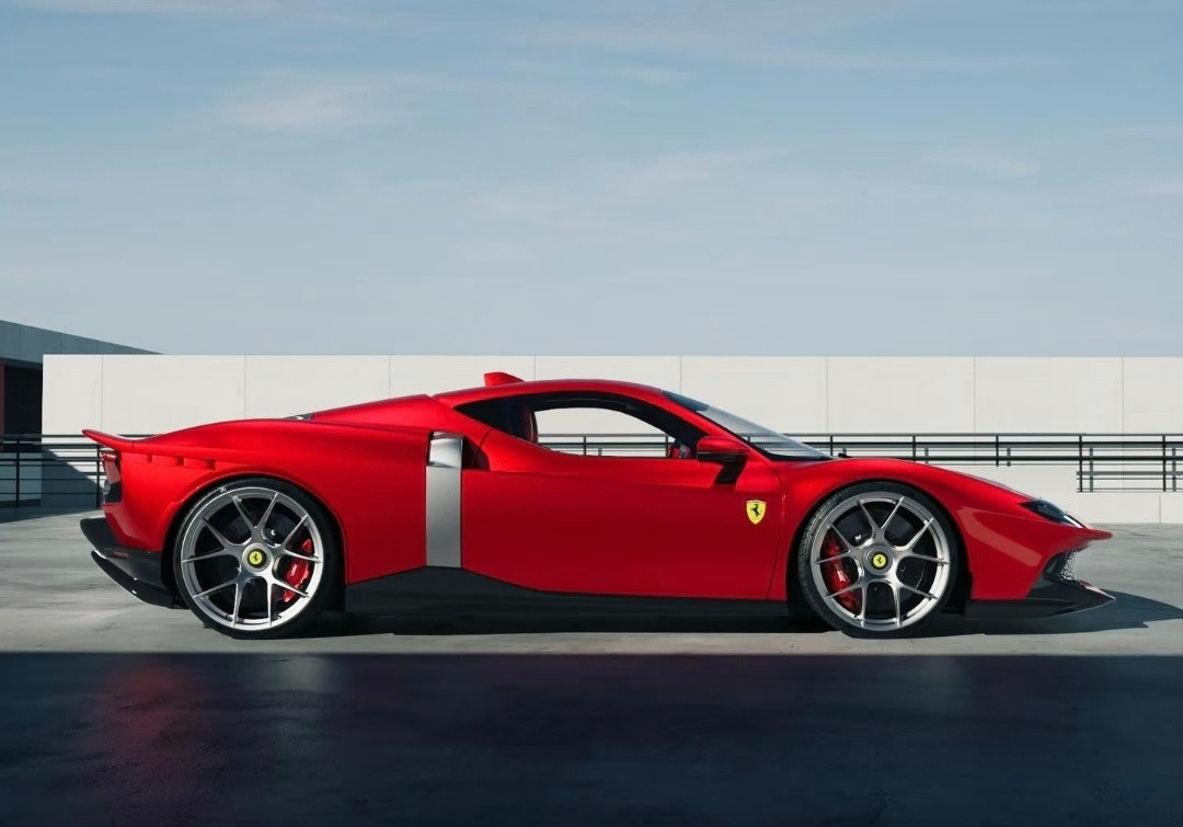 即便是法拉利，换套大轮毂对于整车观感依然有明显的加分(虽然左边是p的图