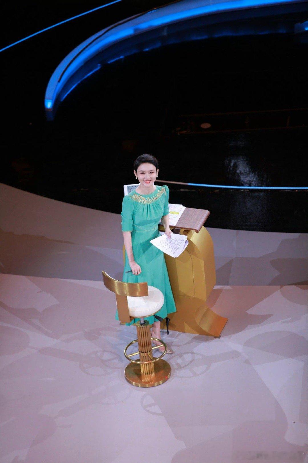 龙洋主持完春晚哭了 龙洋表示在说出“再见”的时候泪水夺眶而出，同时分享了自己的感