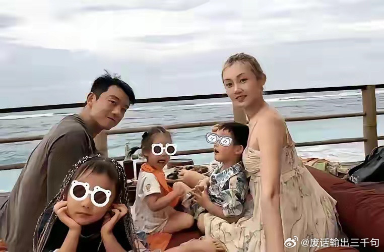 苗苗认识她是从冯小刚的年代巨著《芳华》里的小平片中的苗苗真的很出彩绝对的实力派演