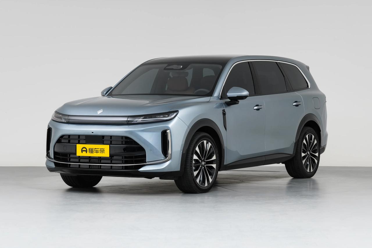 可惜了，华境S，挂了宝骏的车标。车身尺寸5235x1999x1800毫米，轴