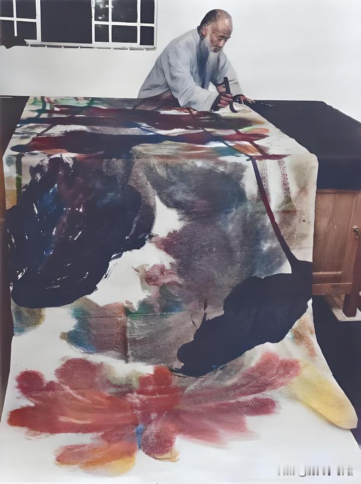 照片是张大千在1960年画的《巨荷》！这画高逾三米、宽八米，往墙上一挂，跟小池塘