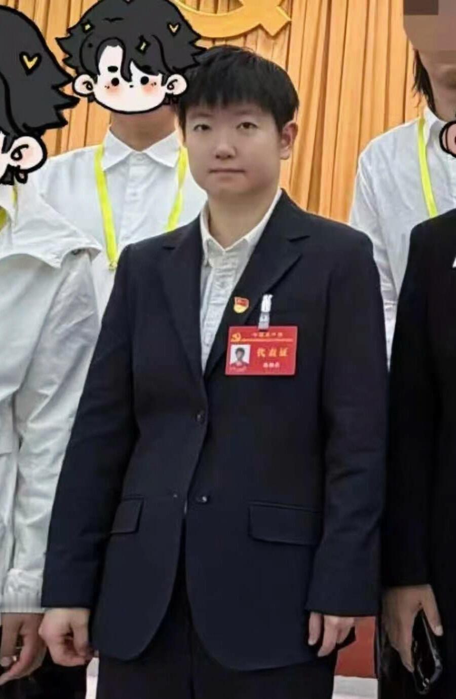 孙颖莎穿西装没扣上纽扣的迷糊咪，梦回港澳行了港澳行是因为坐车的时候太热把盘扣解了