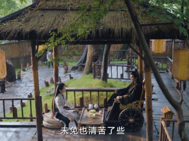 《与晋长安》恢复了晋安记忆的谙南王，搬到了当初黎霜住的那个小院皇帝哥哥来看他，
