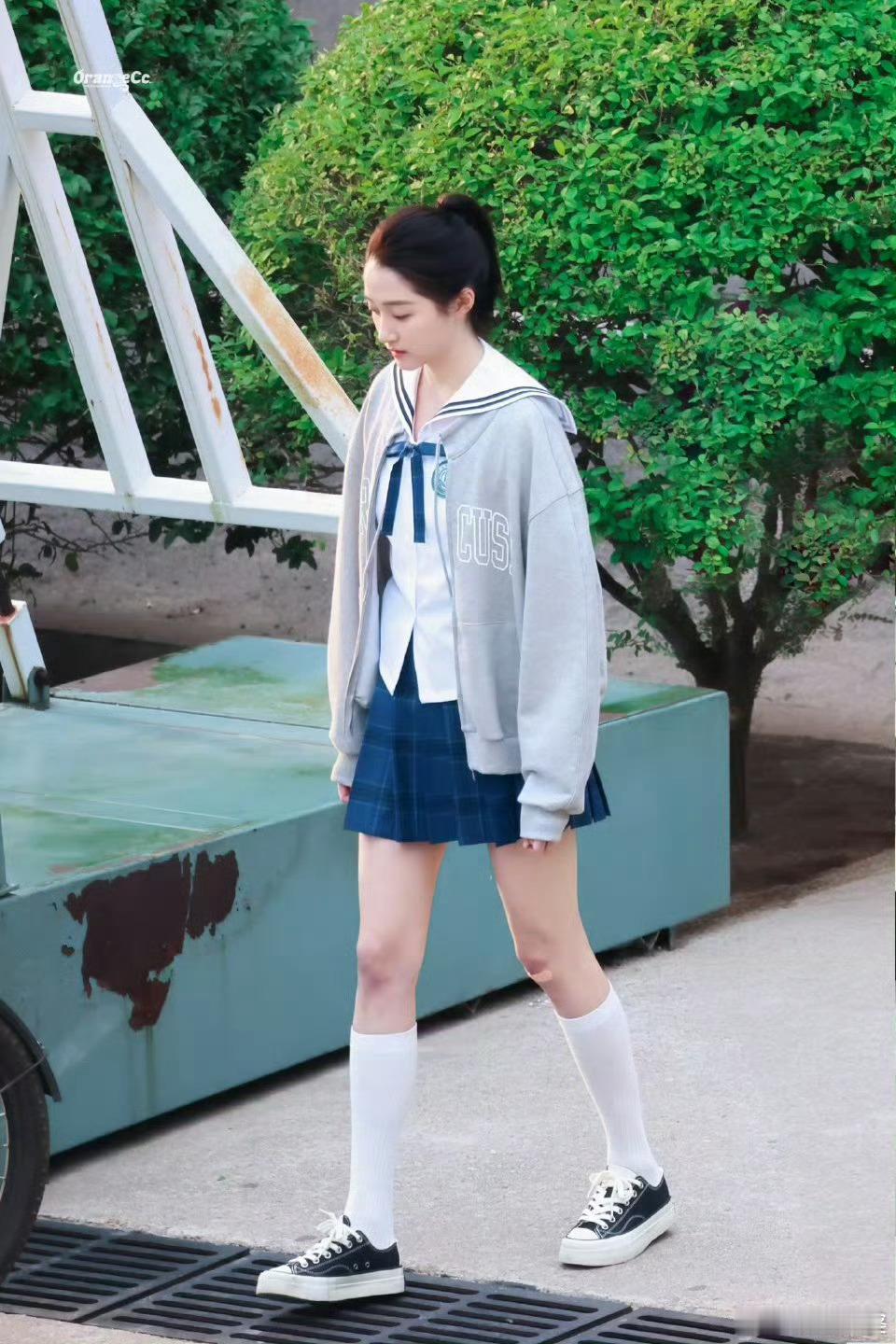关晓彤一进组直接开挂！路透里的每一套造型都超有感觉，少女感和清冷感并存，怎么拍都