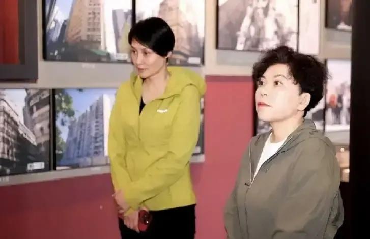 看到邓亚萍发的那张聚会合照了吗？别急着划走。那不是一顿普通的晚饭，是国际体育组织