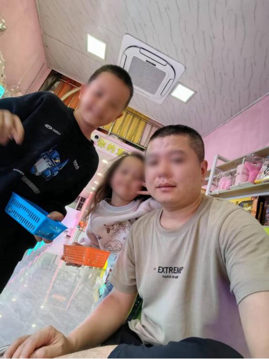 12月11日报道，贵州，父亲骗一双儿女喝下农药，说喝了之后带他们找妈妈，结果却是