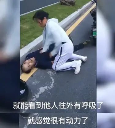 深圳南山，清洁工李静霞正同往日一样骑车在上班的路上，在经过朗山路的时候，她看到一