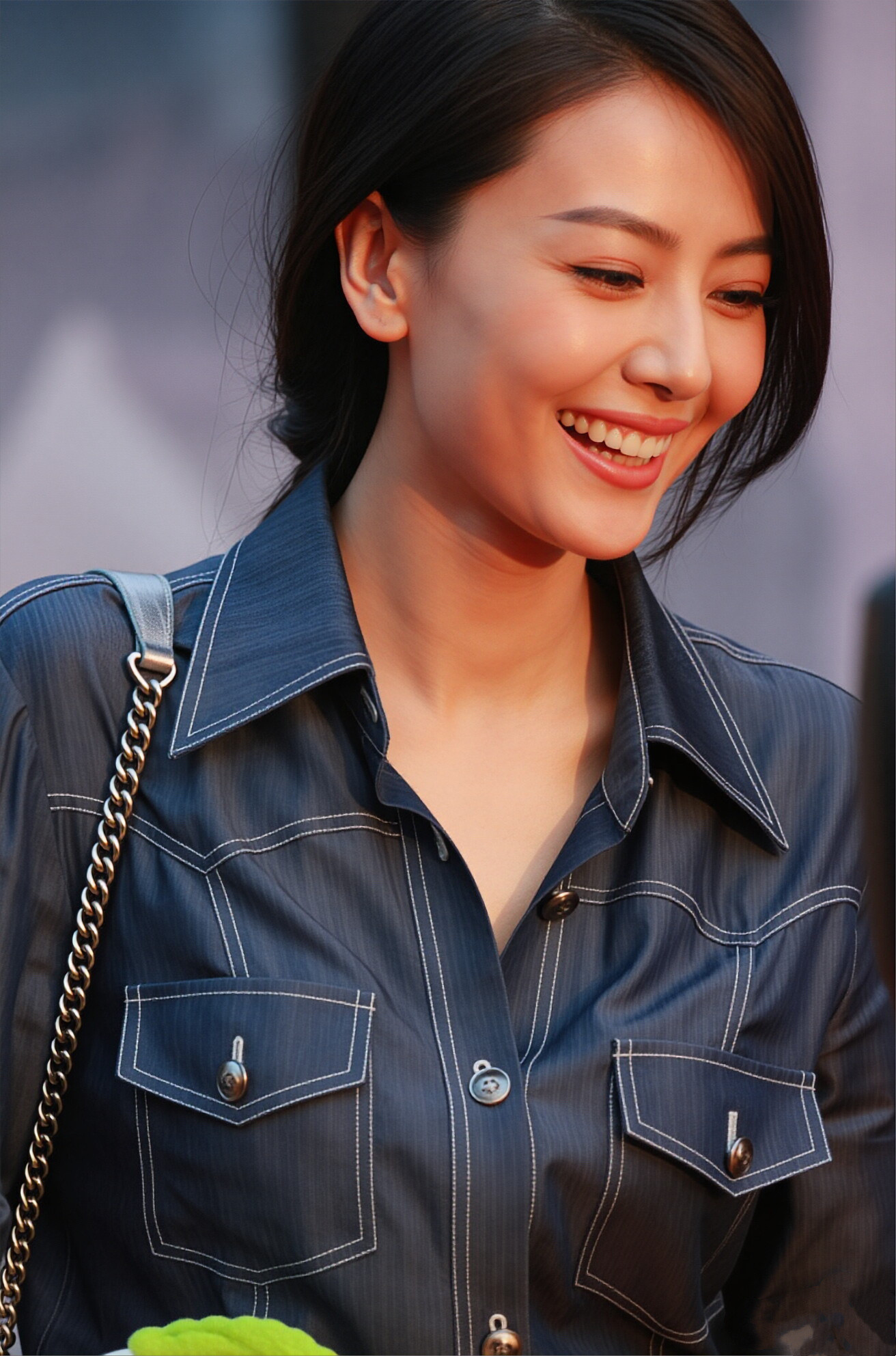 高圆圆经典牛仔造型永不过时！深灰蓝衬得肤色透亮，侧编发垂在肩后，眉眼弯弯笑起来