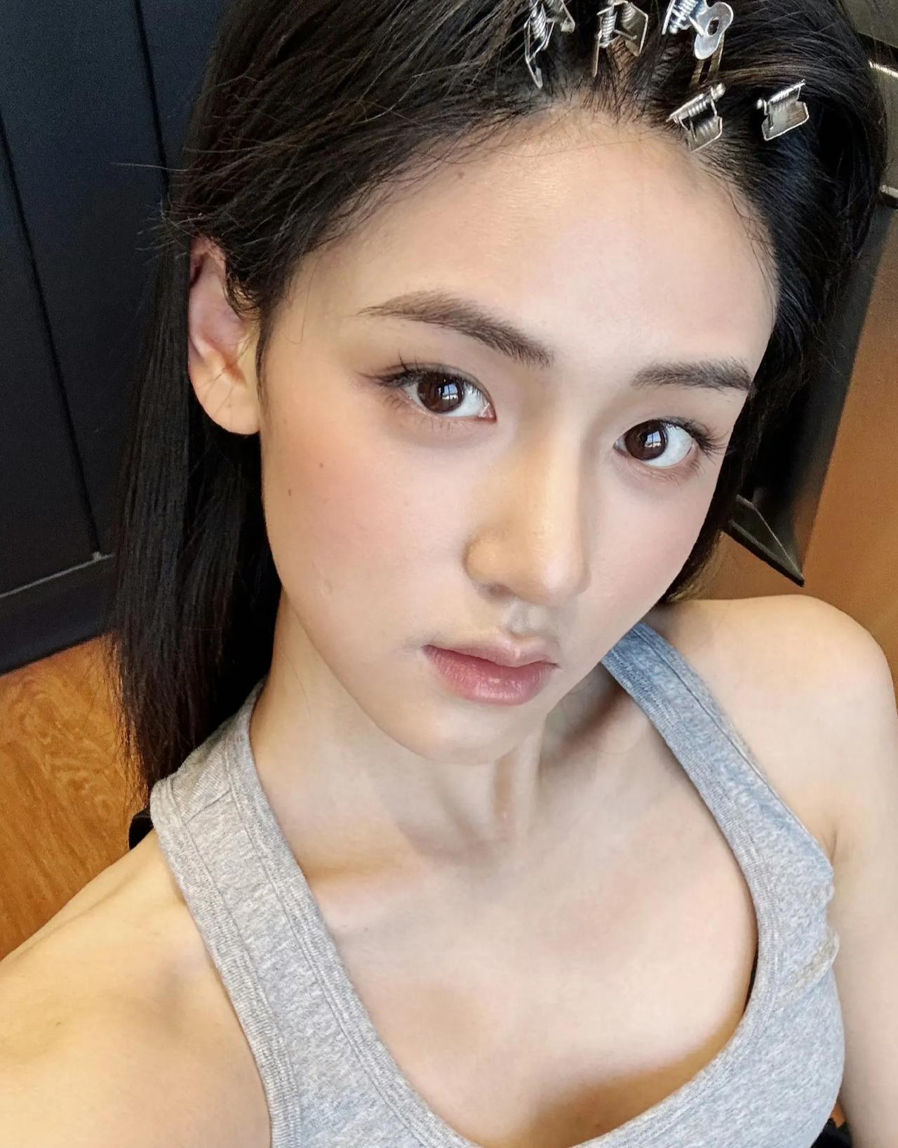 众星时代签约的演员周益如，这长相……看到她和张凌赫的合影，这好普通啊，这演员也一